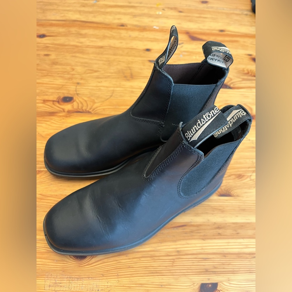 Classic leather unisex Blundstone chelsea boots. Women’s size 8.5/Men’s 5.5.